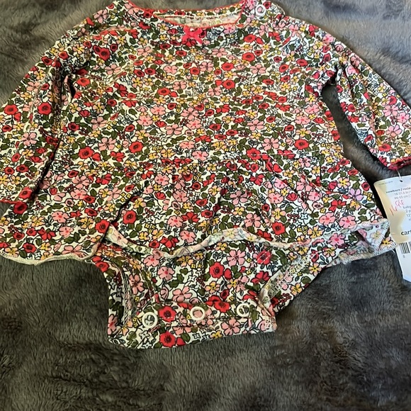 Carters Floral (infant girls) NB Onesie. - Picture 2 of 4